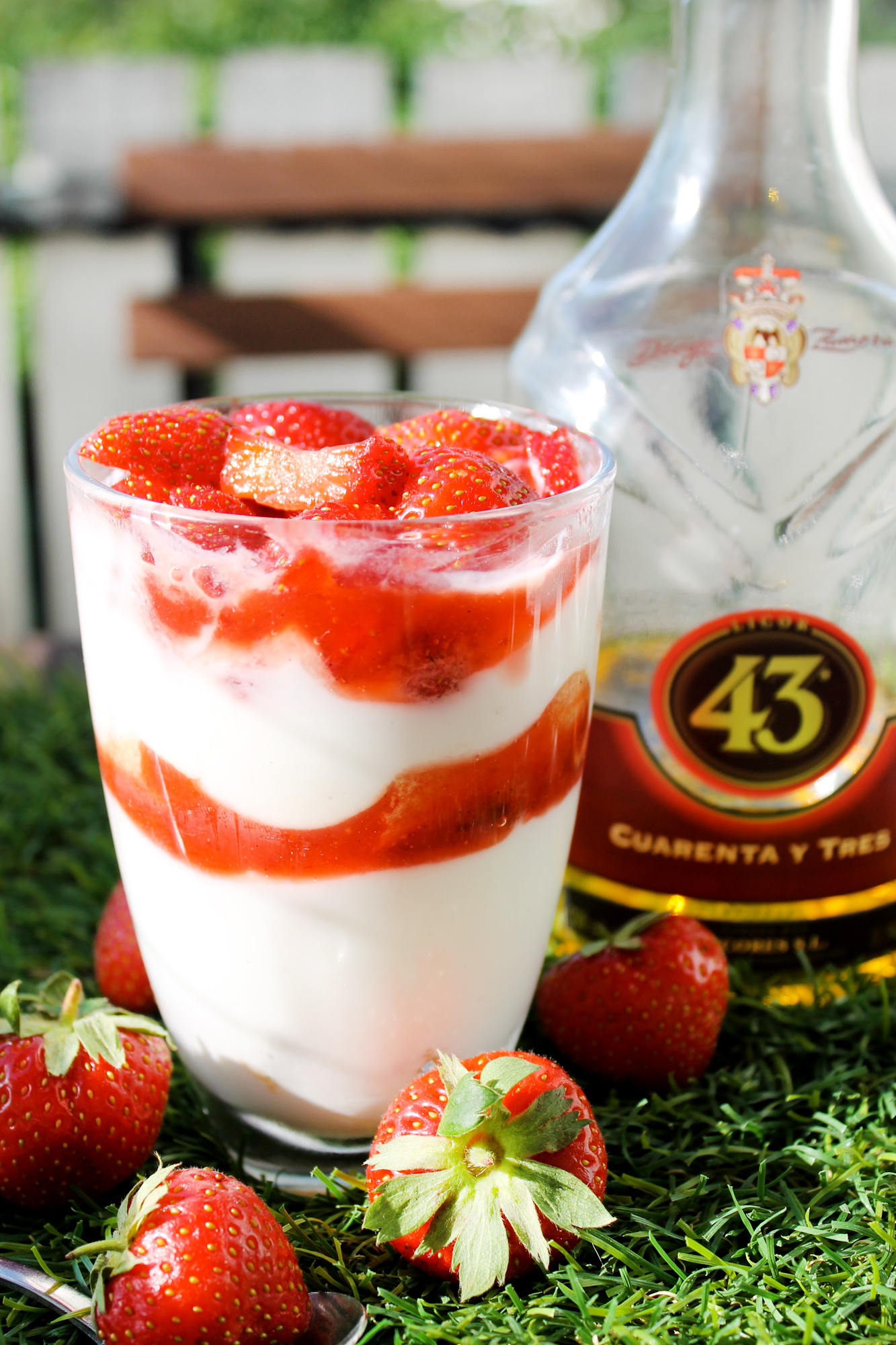 Erdbeer Likör 43 Joghurt Dessert | Stadt-Land-Food